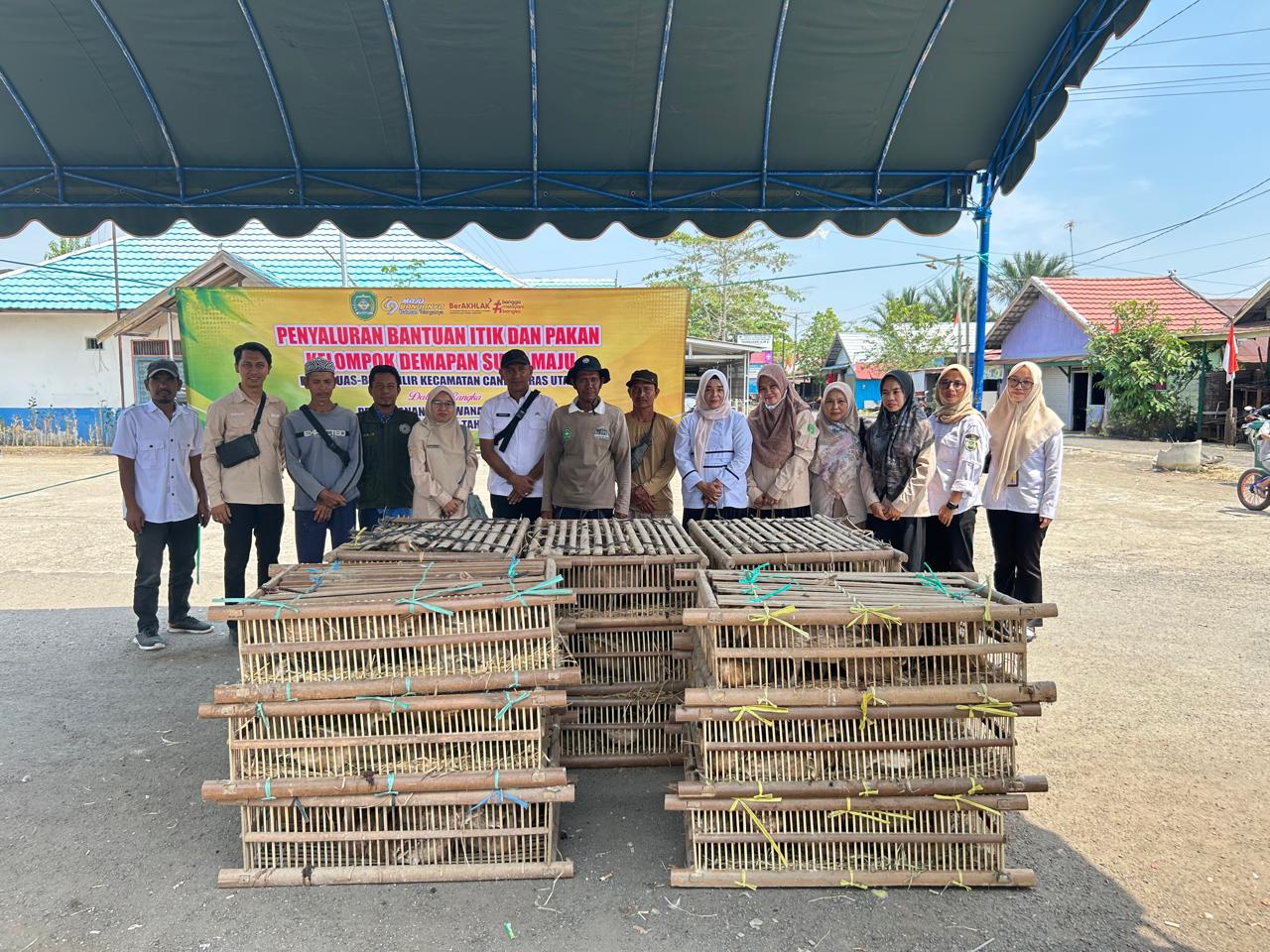PENYALURAN BANTUAN ITIK DAN PAKAN KELOMPOK DEMAPAN SUKA MAJU DESA BUAS-BUAS HILIR KECAMATAN CANDI LARAS UTARA KABUPATEN TAPIN
